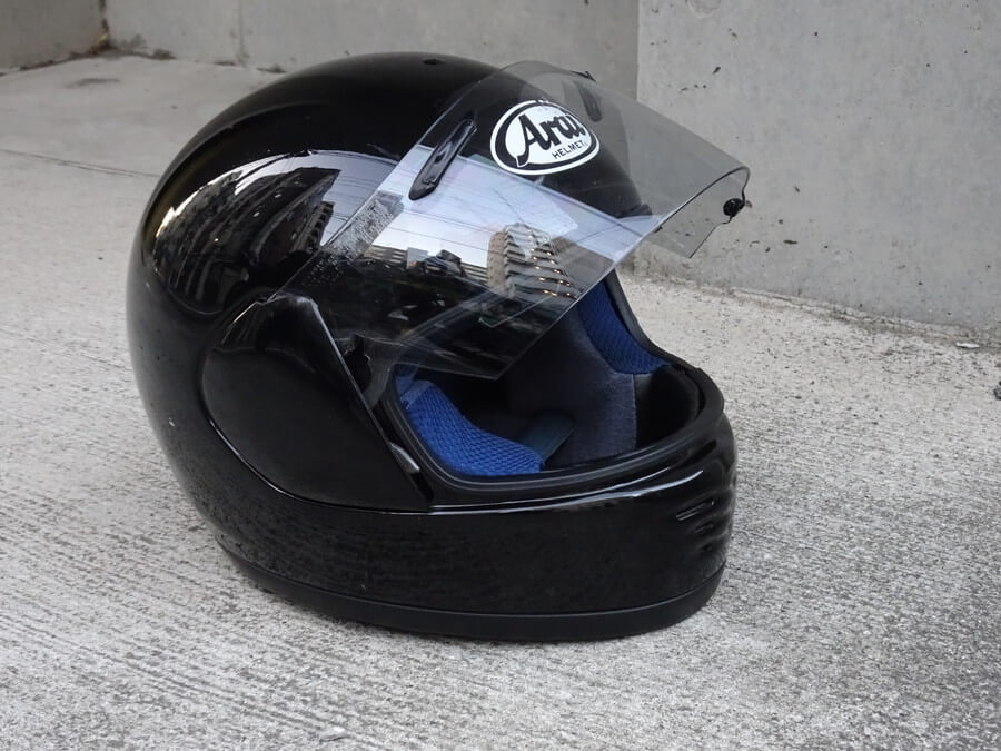 黒のヘルメット