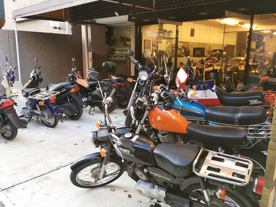 バイク店に並んだバイク