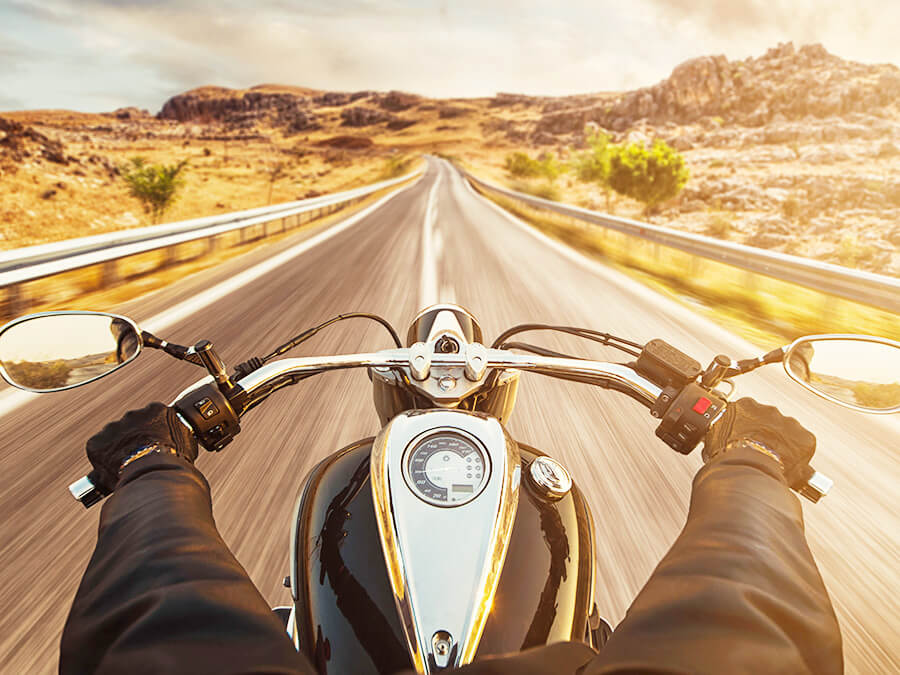 バイクを運転する人