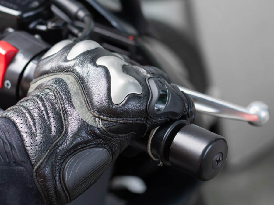 グリップを握る手