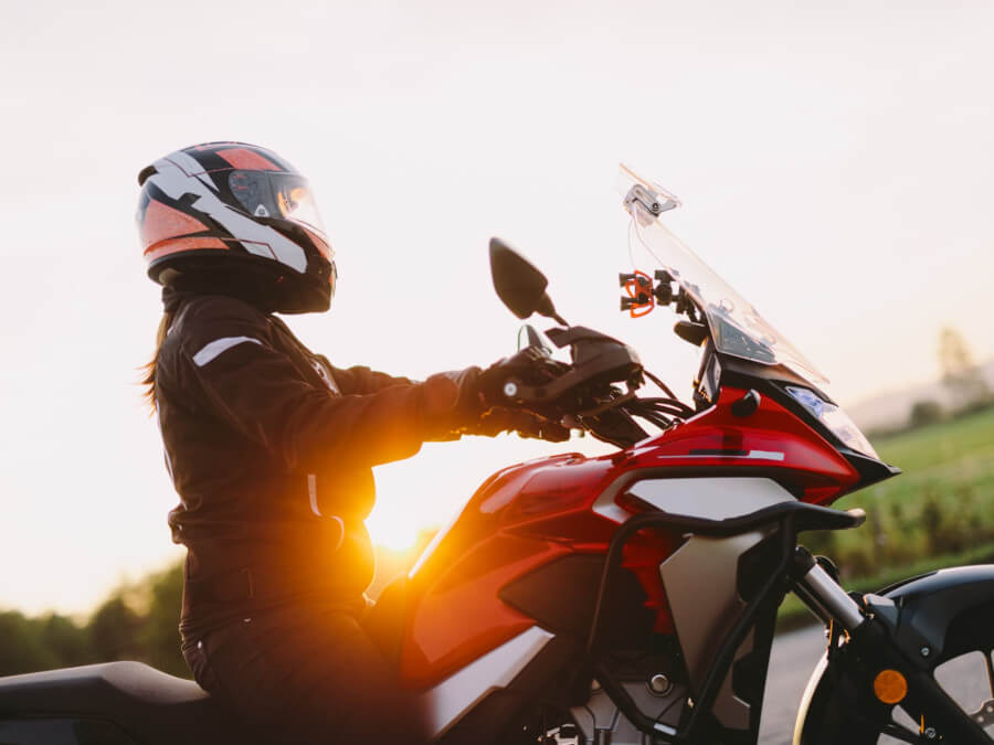 赤いバイクに乗るライダー